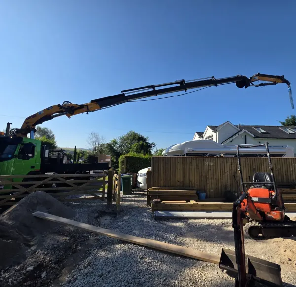 Operative guiding a load lifted by a HIAB crane