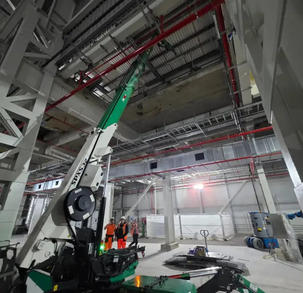 Spider crane working beside steel columns